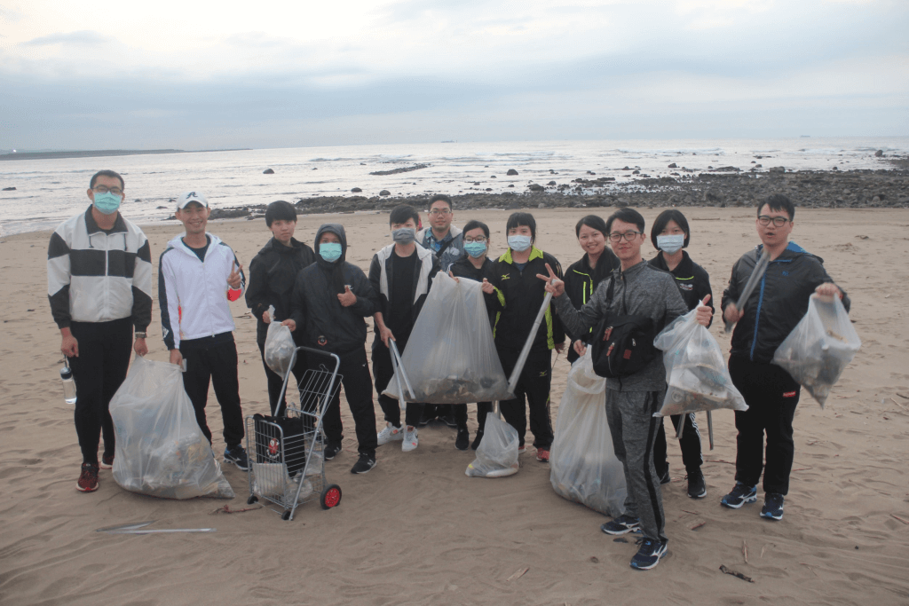 愛地球，救海洋 挽袖淨灘go!