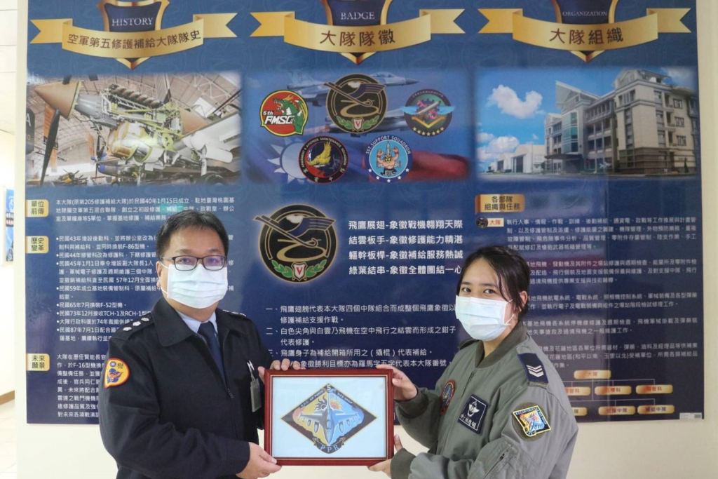 大隊長林上校與臂章設計甄選活動第一名的林趙翎中士合影(空軍第五聯隊修護補給大隊)