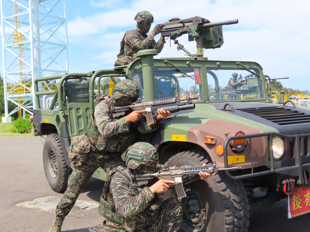 陸戰99旅官兵向目標區發起攻擊與敵攻堅(徐康玲攝)