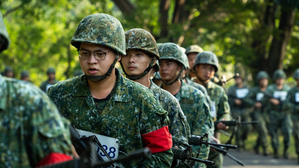 117旅8公里戰術行軍 鍛鍊體魄 - 漢聲廣播電臺