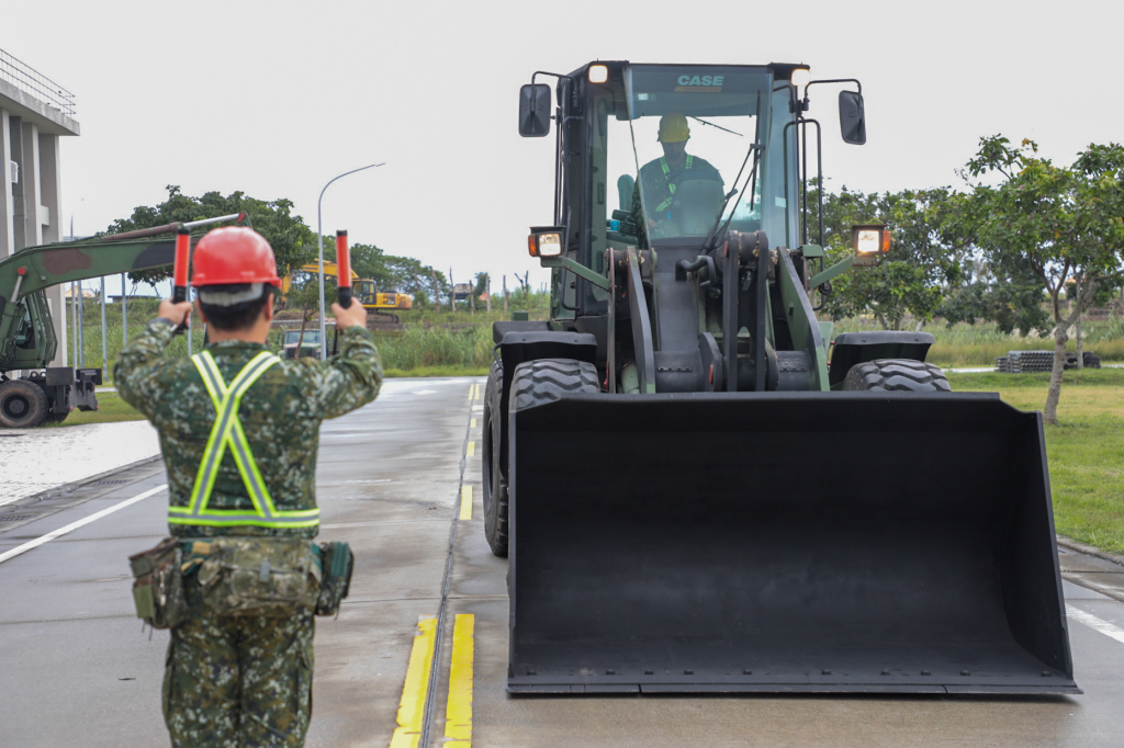 第二作戰區待命應援工兵機具完成整備(陸軍司令部提供)