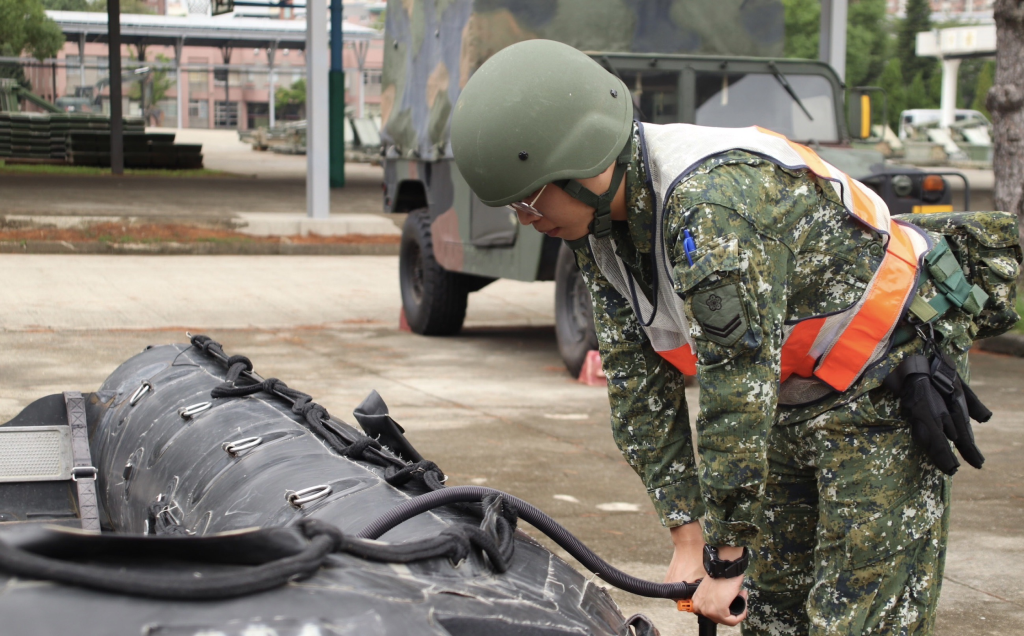 官兵實施突擊舟整備作業(第三作戰區提供)
