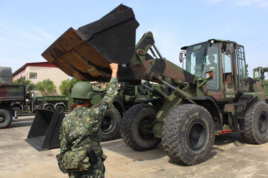 54工兵群檢整工兵機具待命支援(第四作戰區提供)