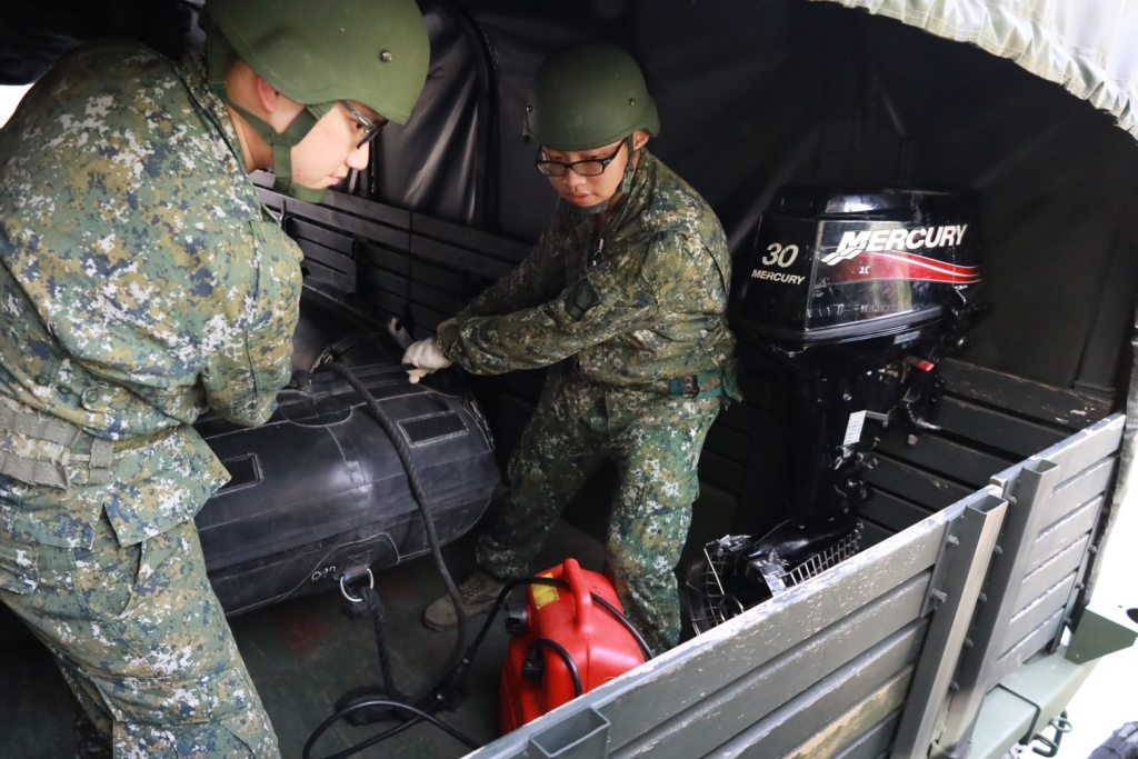 官兵實施M型偵查突擊舟裝載作業(第五作戰區提供)