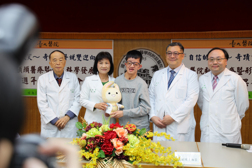 臺大醫院今日舉辦「顱顏醫療暨形態科學發展中心」2週年成果發表記者會，副院長高淑芬（左2）及顱顏中心主任謝孟祥（右2）等人出席。17歲的祐嘉（中）罹患先天性顱骨縫早閉之克魯松症候群，臺大醫療團隊多年來通力合作，祐嘉經過20多次手術，現已獲得近乎常人功能與外觀。(陳瑾瑜拍攝)