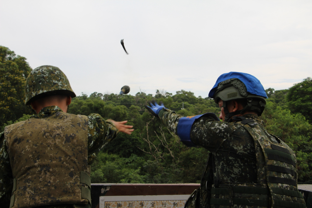 302旅手榴彈實彈投擲訓練(陸軍步兵第302旅提供)