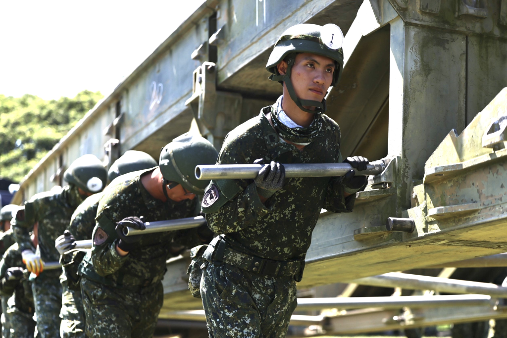 54工兵群實施MGB中框橋架撤作業訓練(陸軍54工兵群提供)