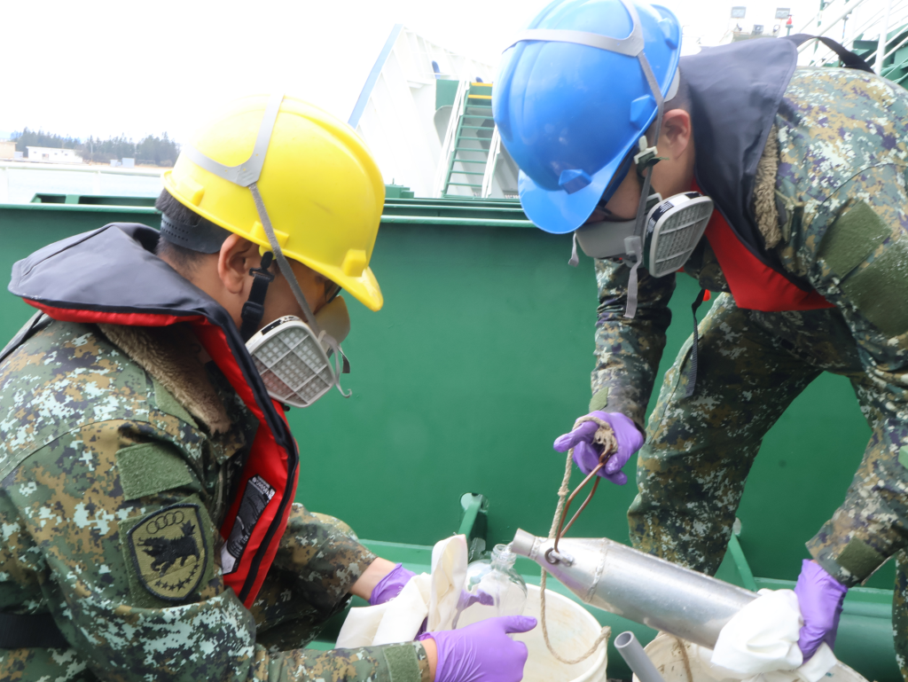 一支部補給油料庫執行「戰備後勤油料整補作業」(陸軍第一地區支援指揮部補給油料庫提供)