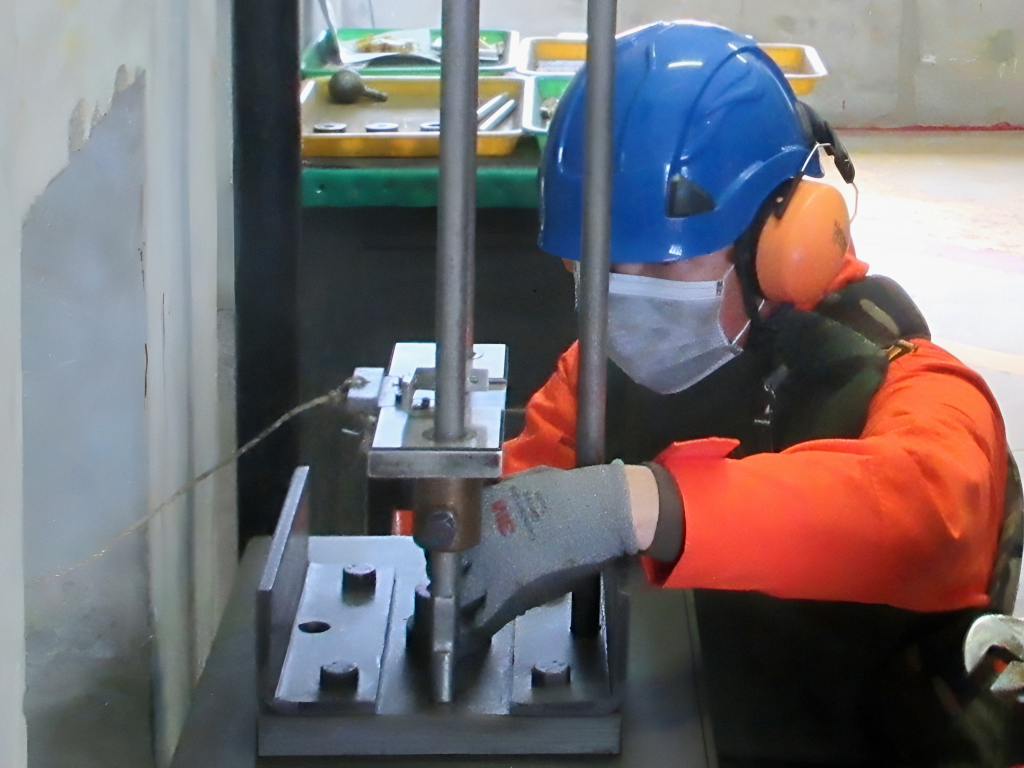 一支部彈藥庫整修所執行「彈藥底火落錘驗證作業」(陸軍第一地區支援指揮部彈藥庫整修所提供)