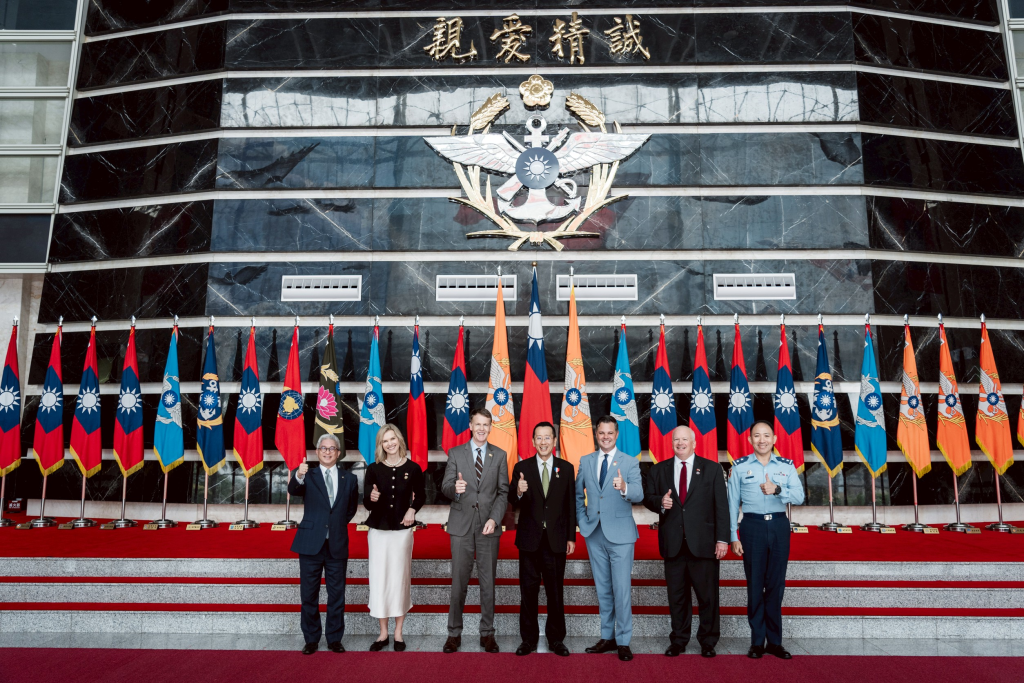 顧部長與「共和黨研究委員會」（RSC）國安任務小組訪問團合影(國防部提供)