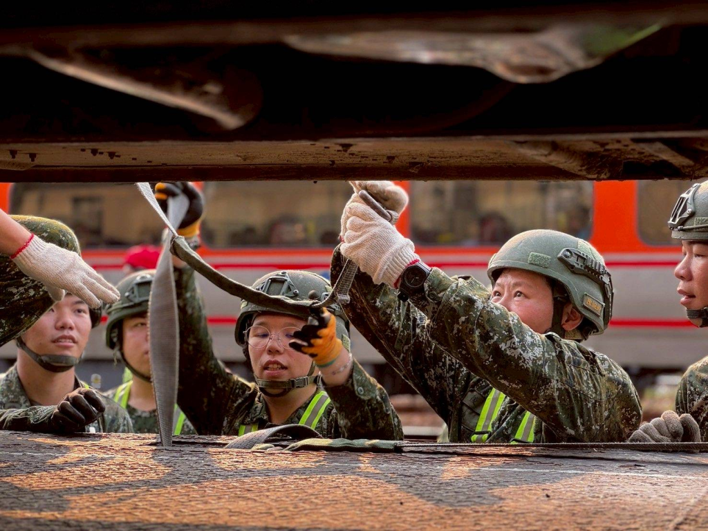 586旅鐵運裝載作業(陸軍聯合兵種第586旅提供)
