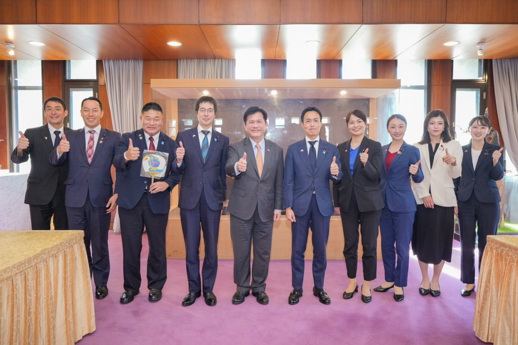 外交部長林佳龍（左五）與日本自民黨青年局海外研修團幹部合影。(外交部提供)