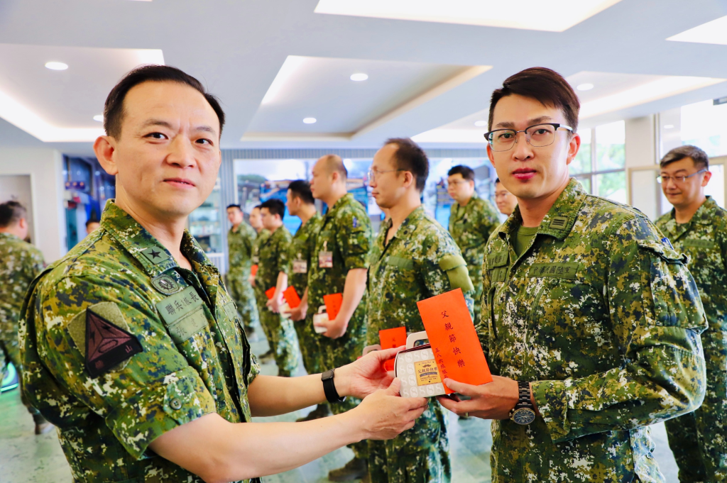 586旅父親節慶祝活動(陸軍聯合兵種第586旅提供)