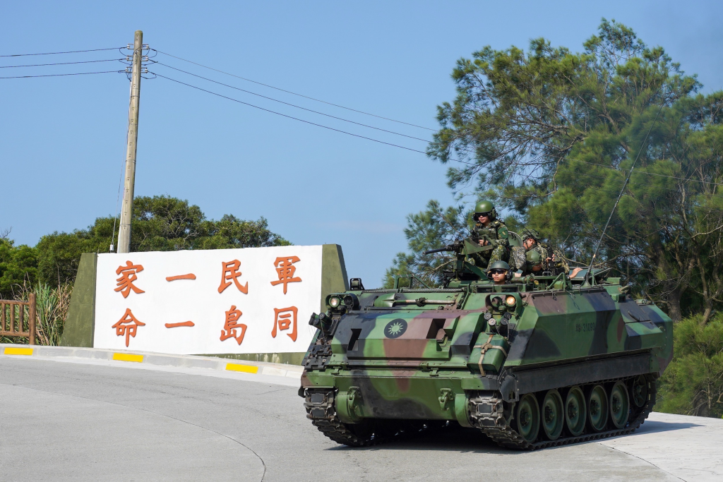 馬防部南竿守備大隊派遣CM21裝甲運兵車等武器裝備，進行重要目標應援演練(馬祖防衛指揮部)