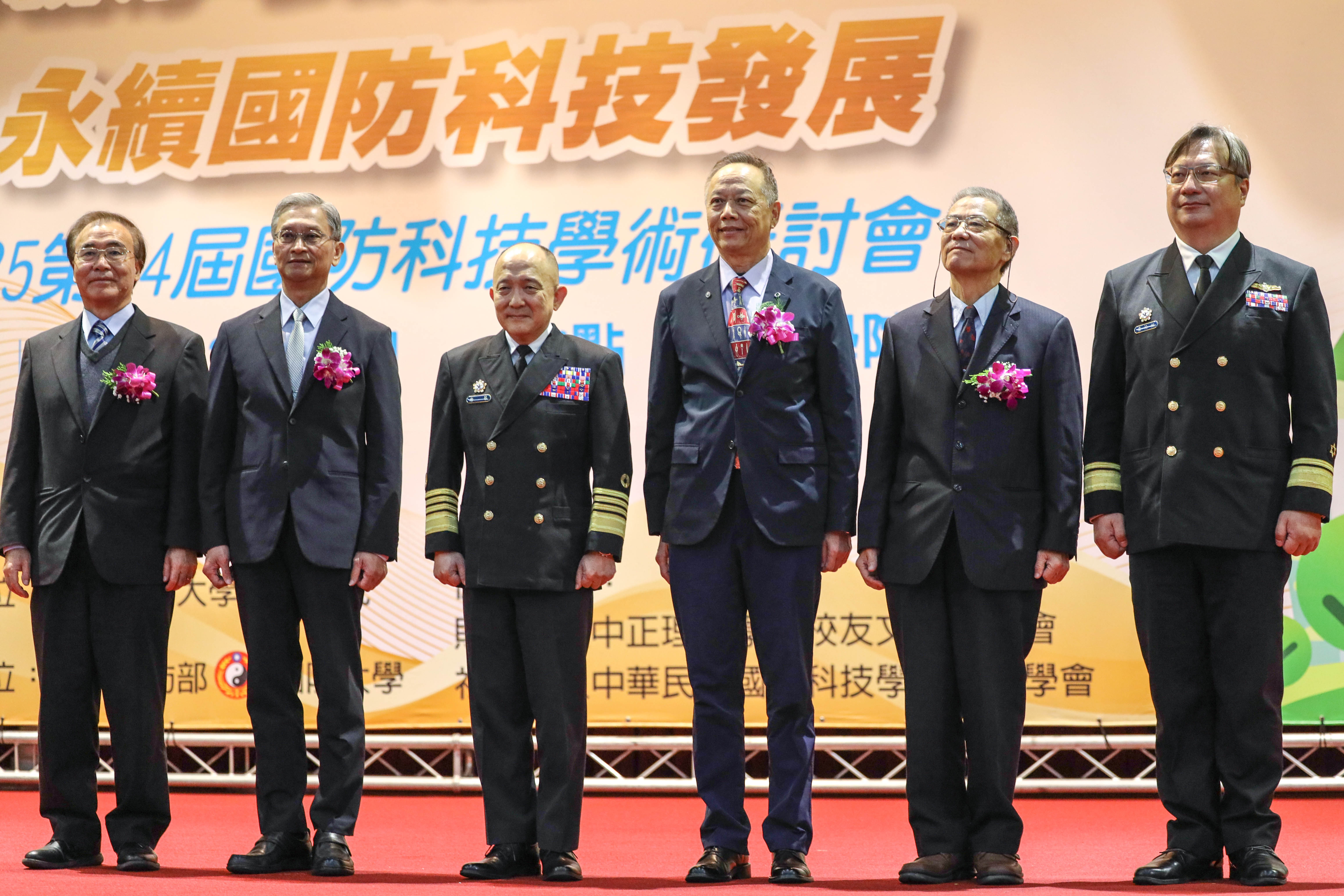 唐校長與出席貴賓共同合影。