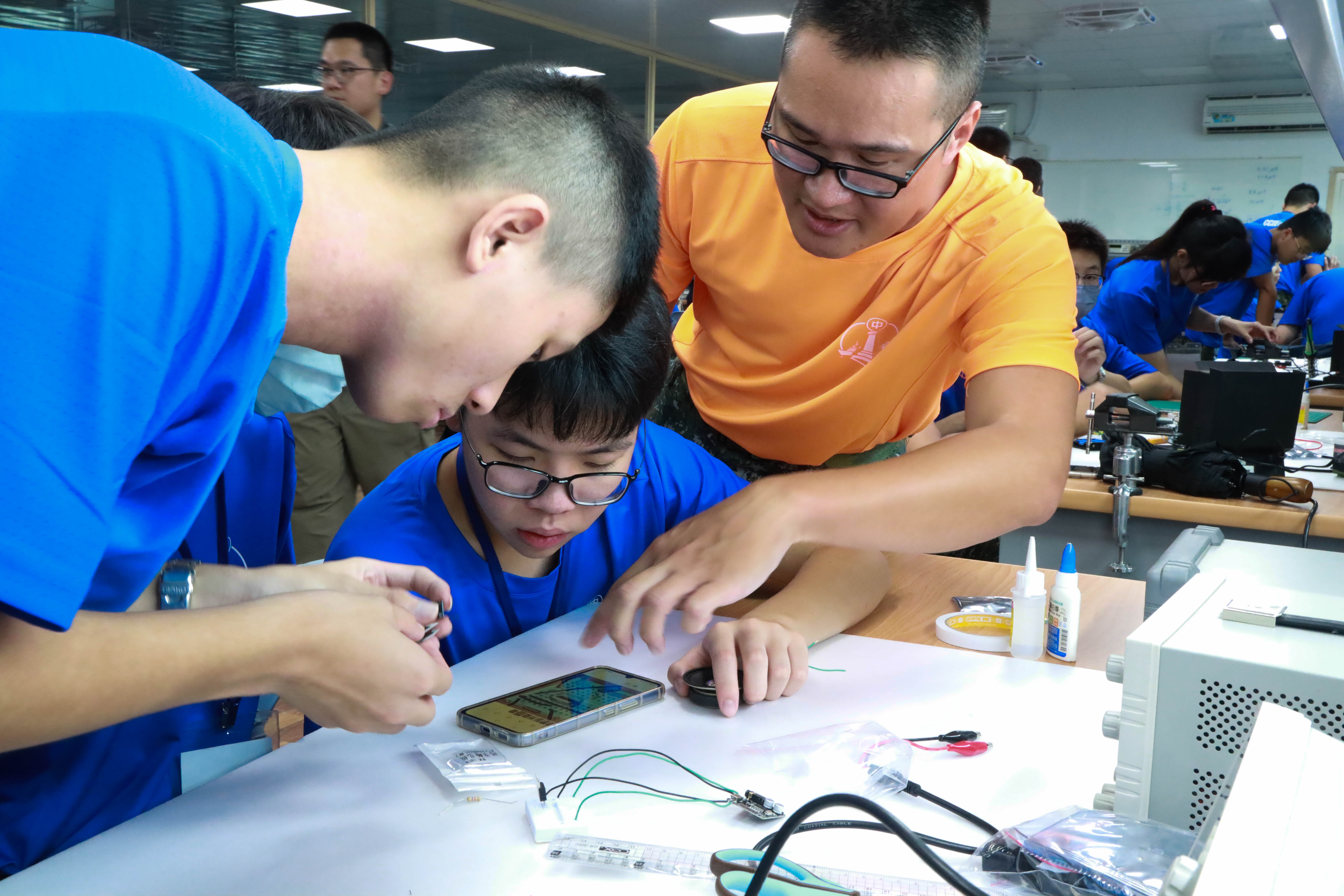 助教進行教學指導