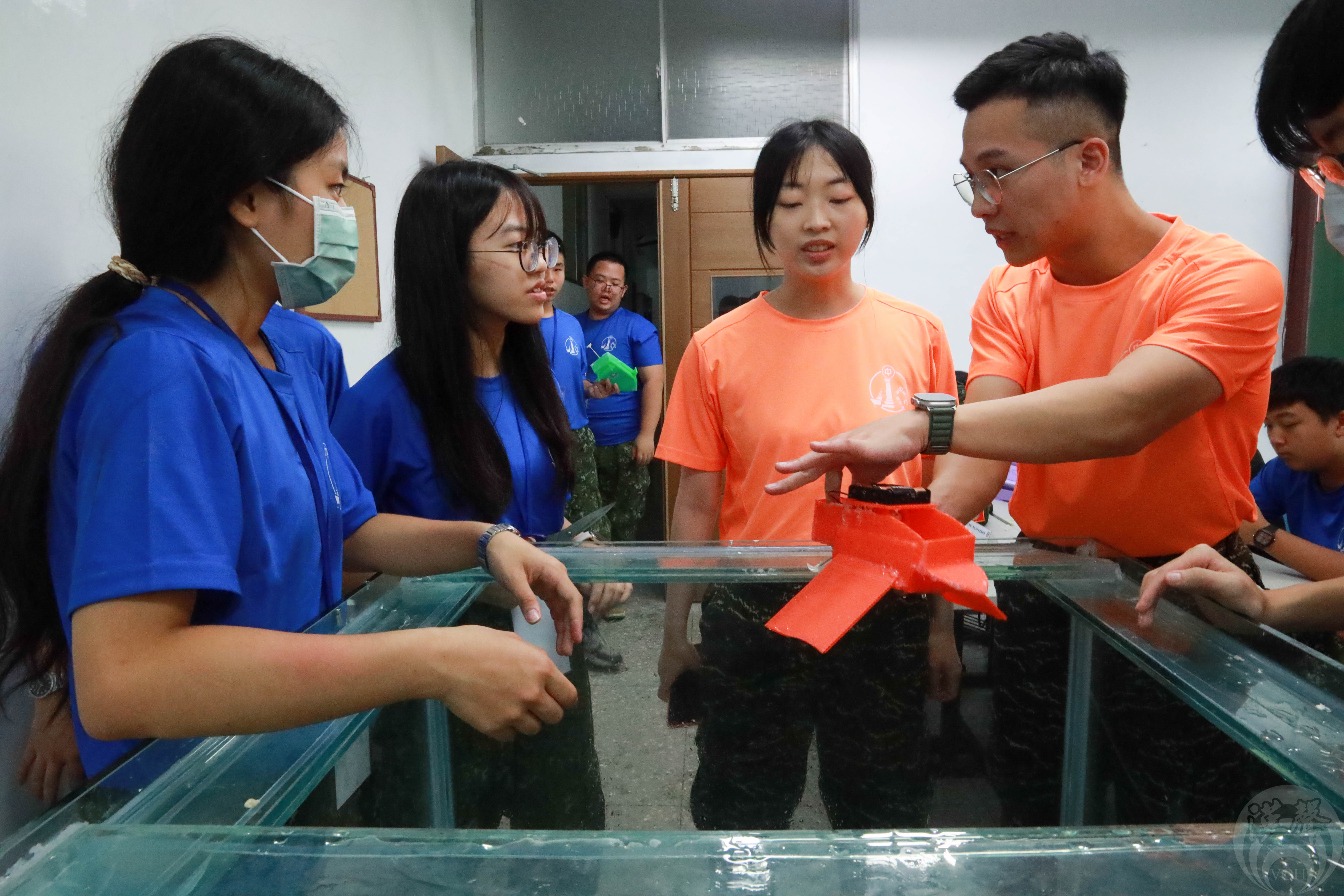 助教幫助學員們解決模型製作的疑惑