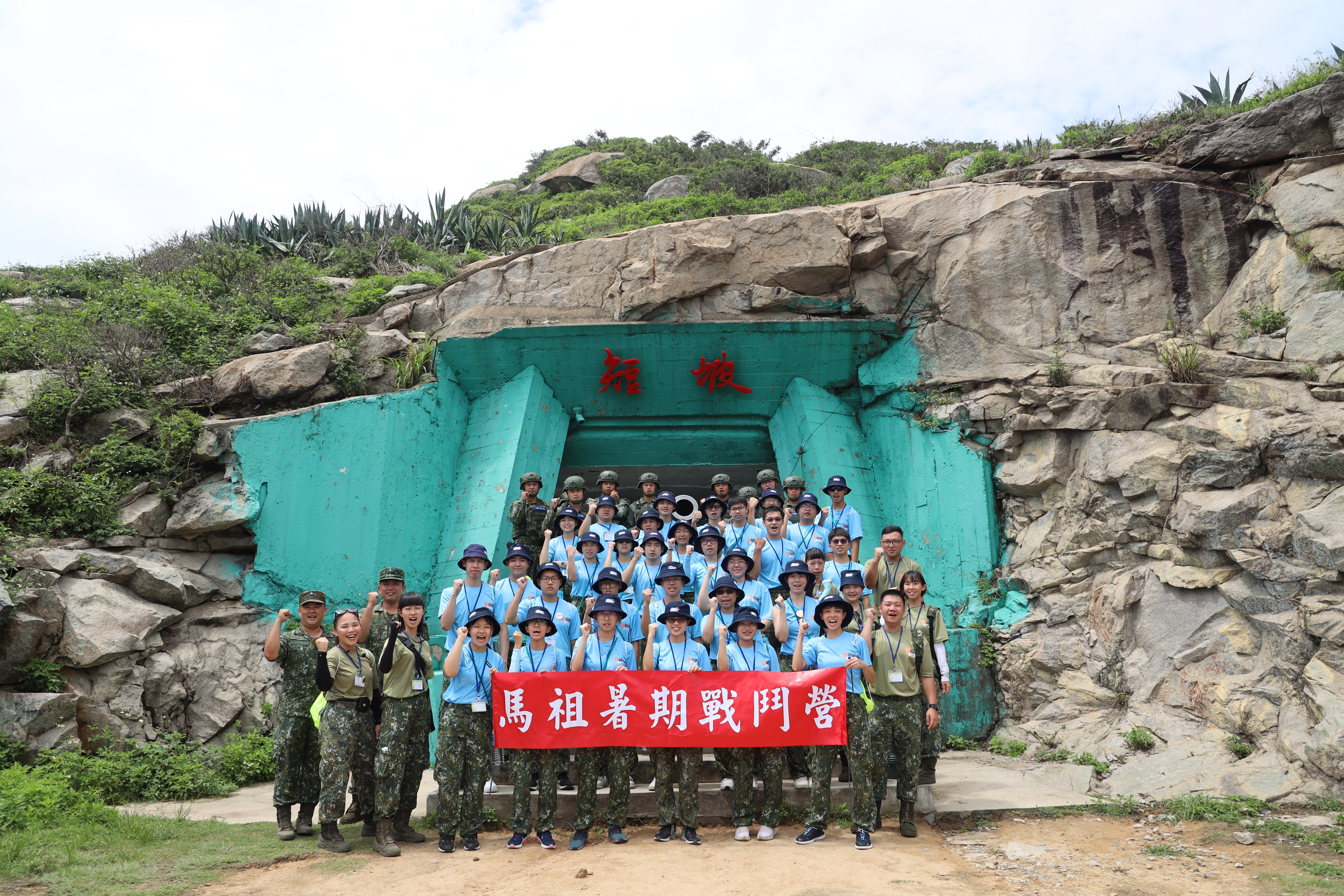 學員們與混砲連官兵合影。(圖/翁紫萱攝)