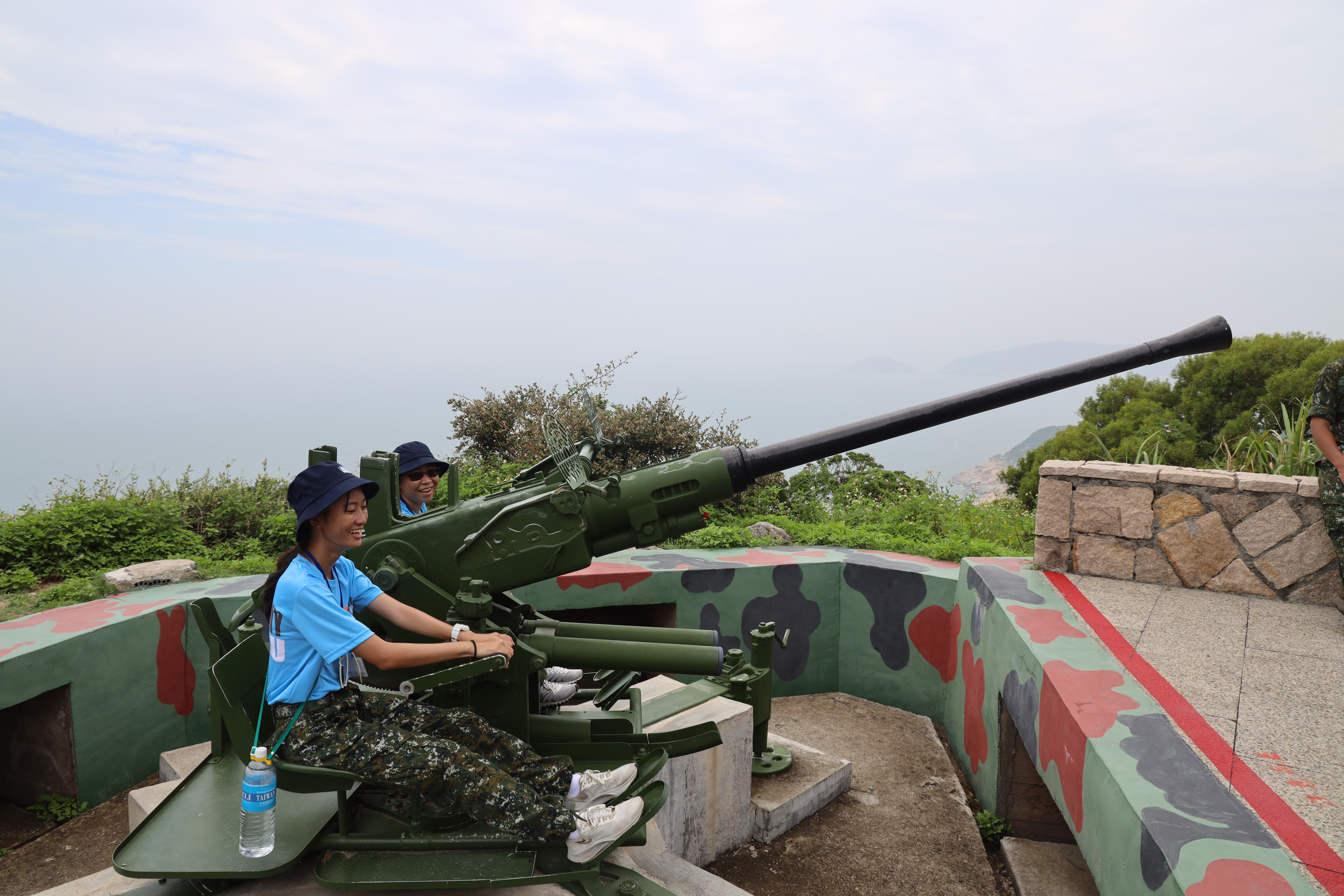 學員們體驗操作M1 40高砲。(圖/翁紫萱攝)