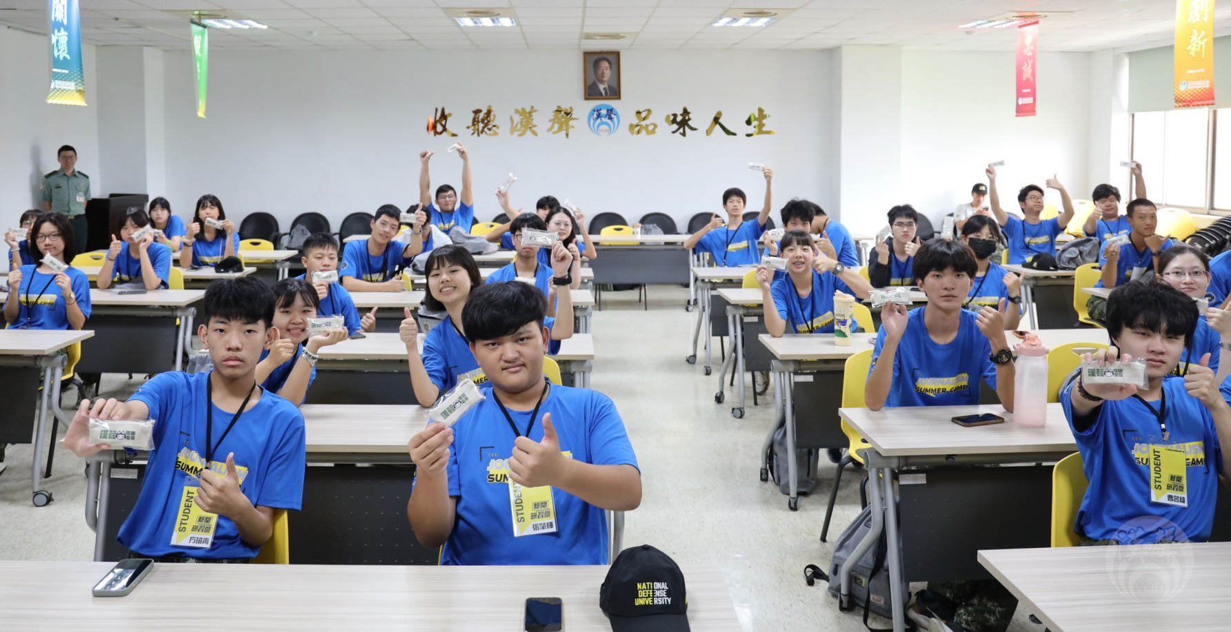 漢聲電臺臺長準備小禮品贈送新聞營學員