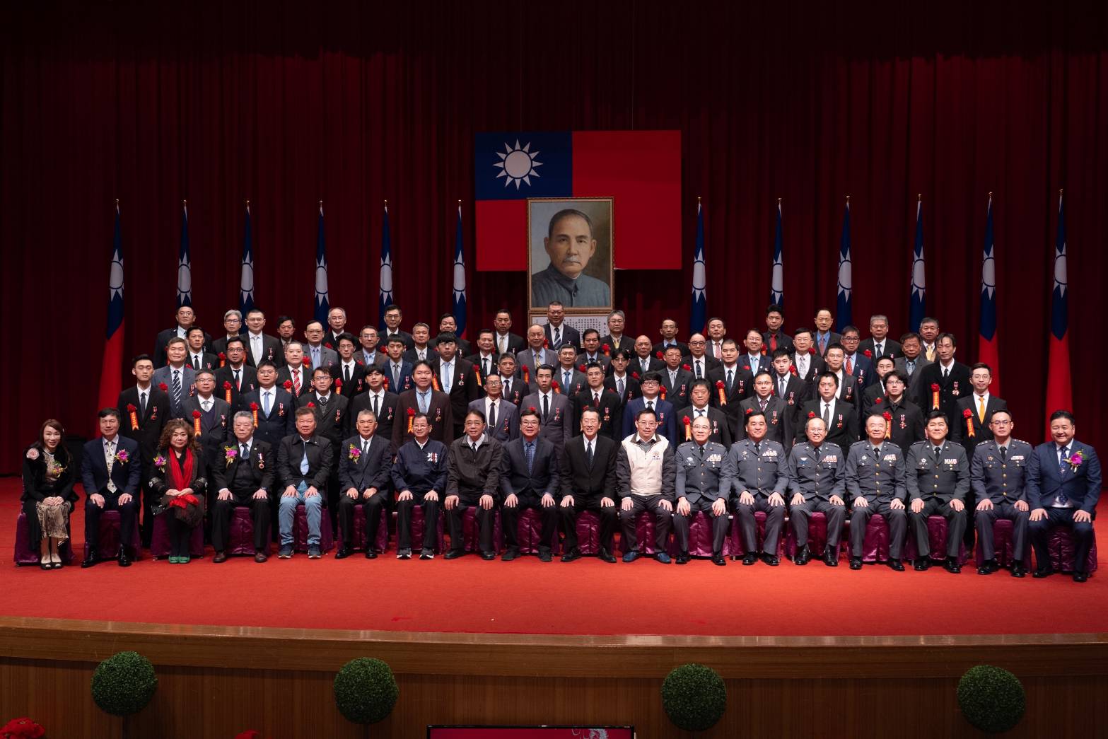 顧部長與後備輔導幹部合影留念。