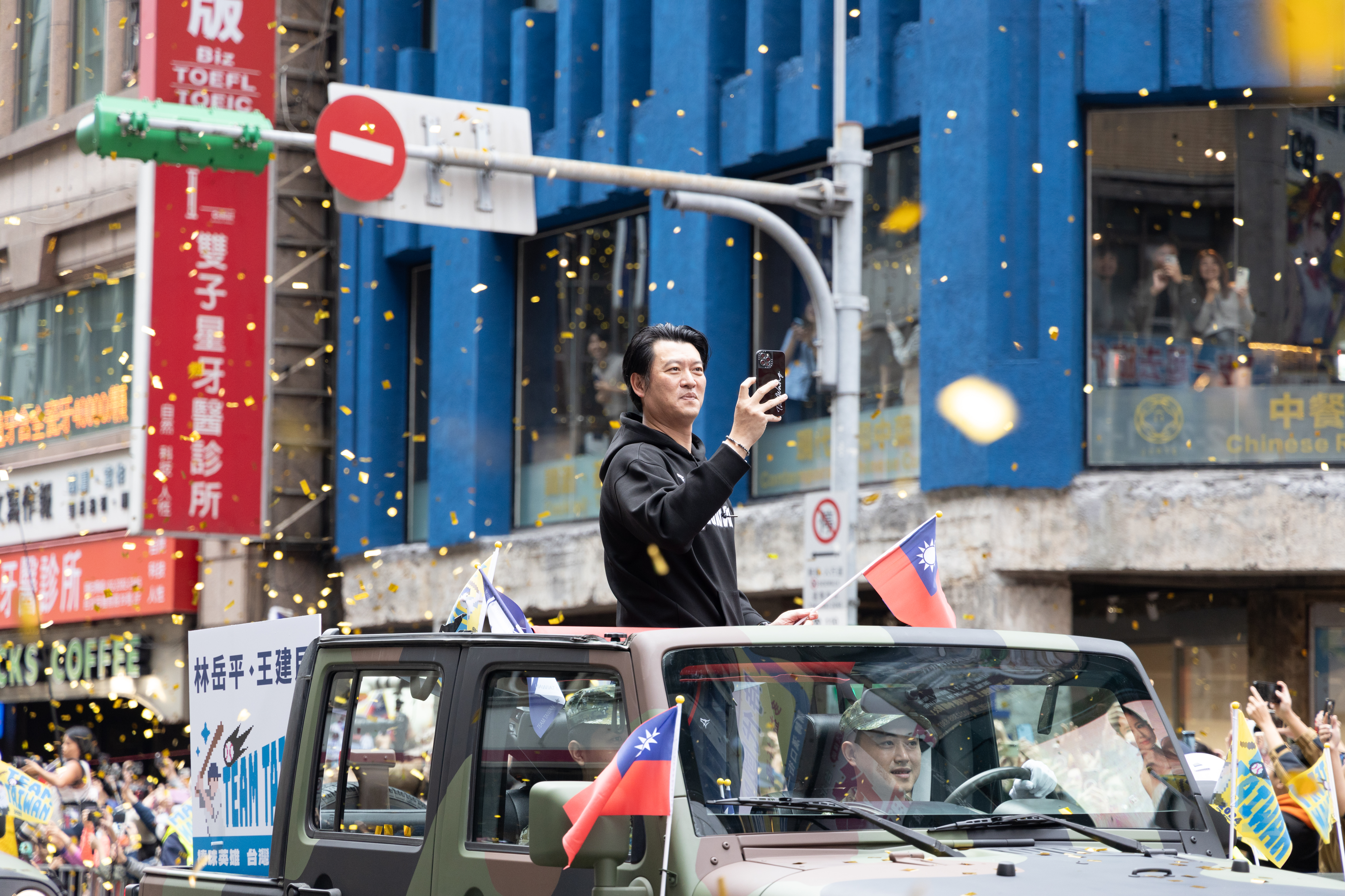 中華隊成員乘坐軍車參加遊行