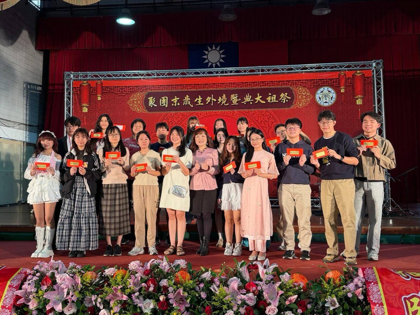 魏副處長與臺灣大學同學合影