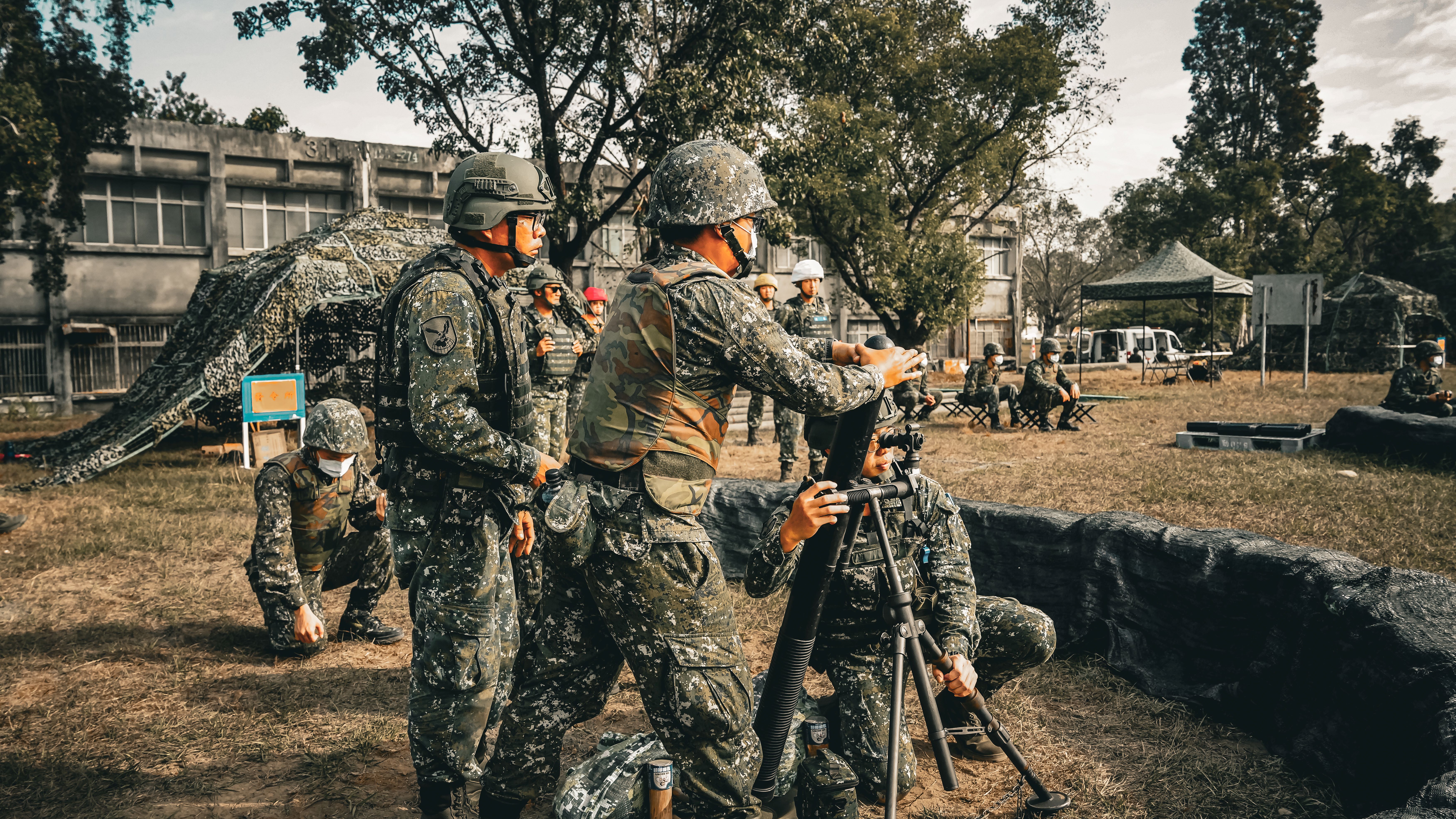 召員們透由專業專長複訓熟悉武器操作