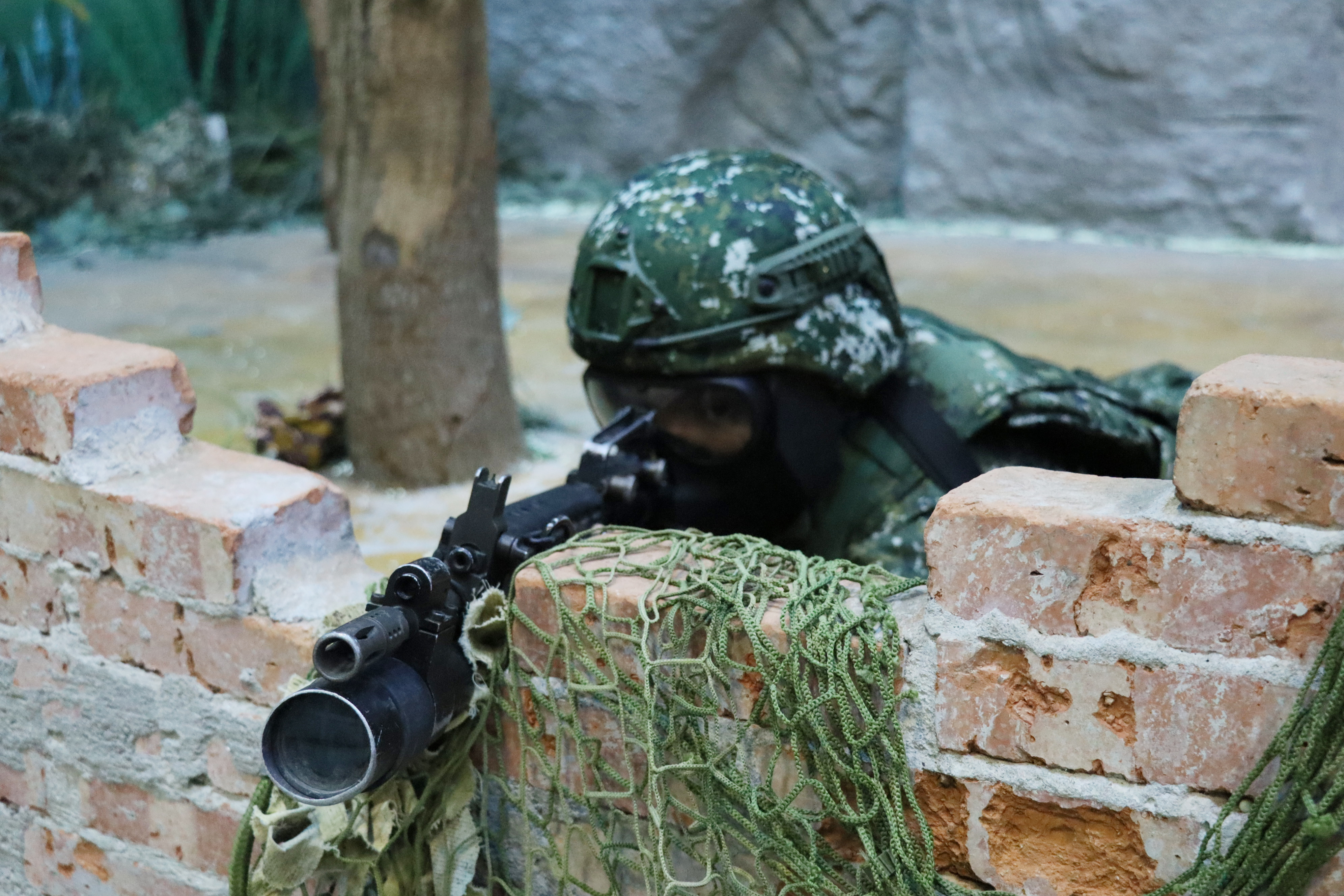 關指部實施戰場抗壓暨合理冒險訓練,盼提升官兵抗壓力。(圖/關指部提供)