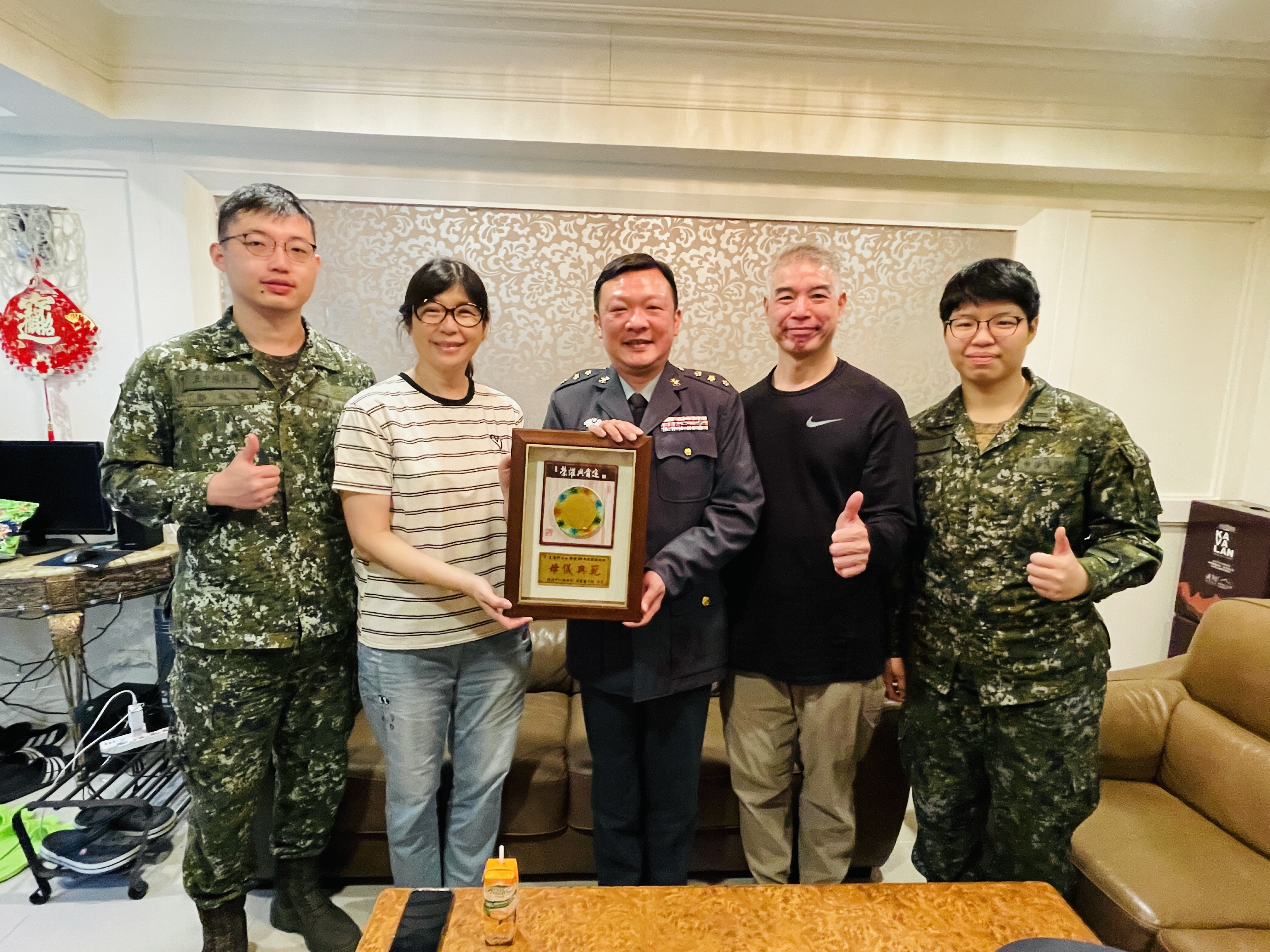 陸軍通信電子資訊訓練中心政戰主任曾上校及模範母親。