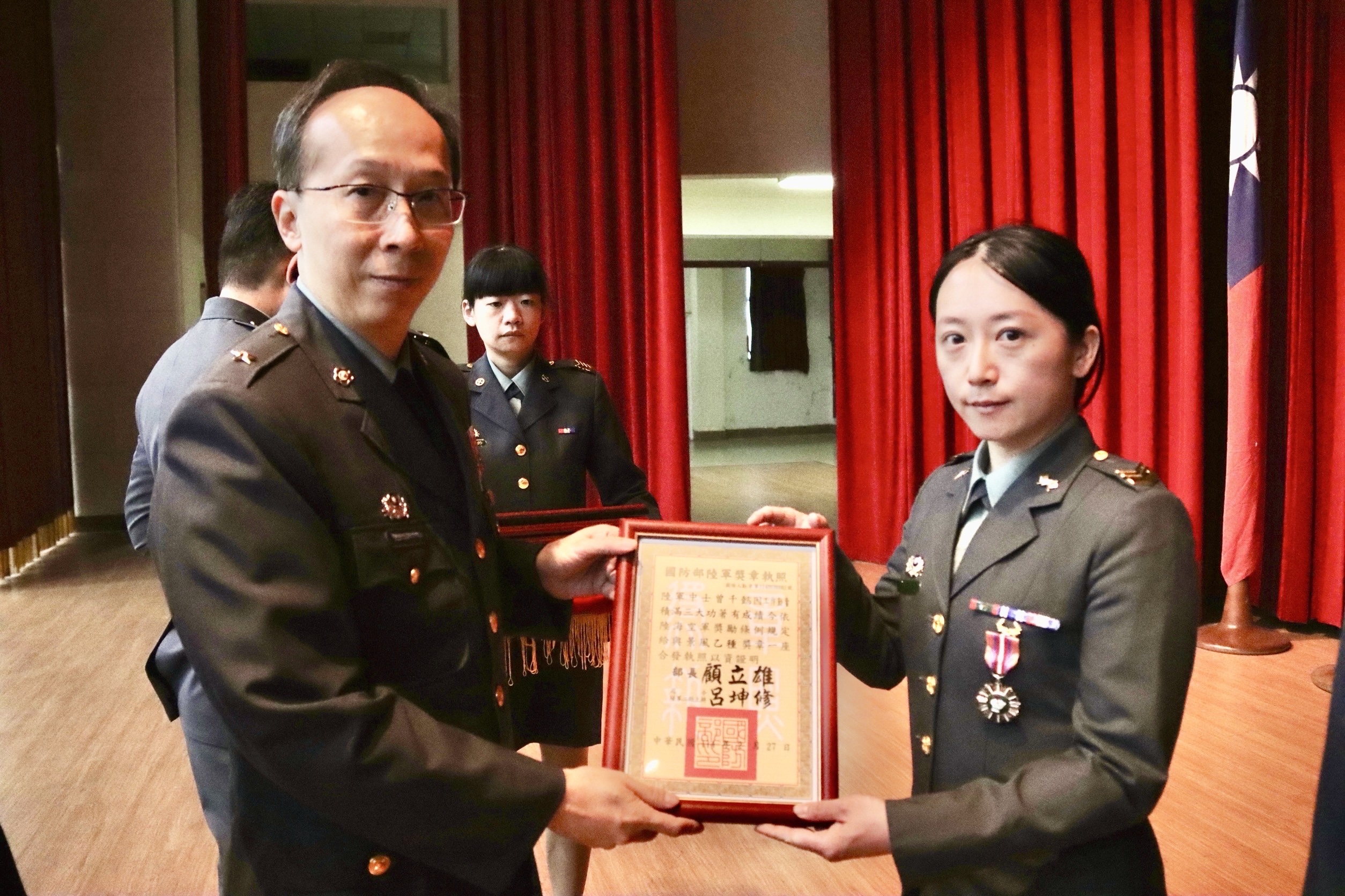 陸軍砲兵第58指揮部王指揮官與受勳人員。