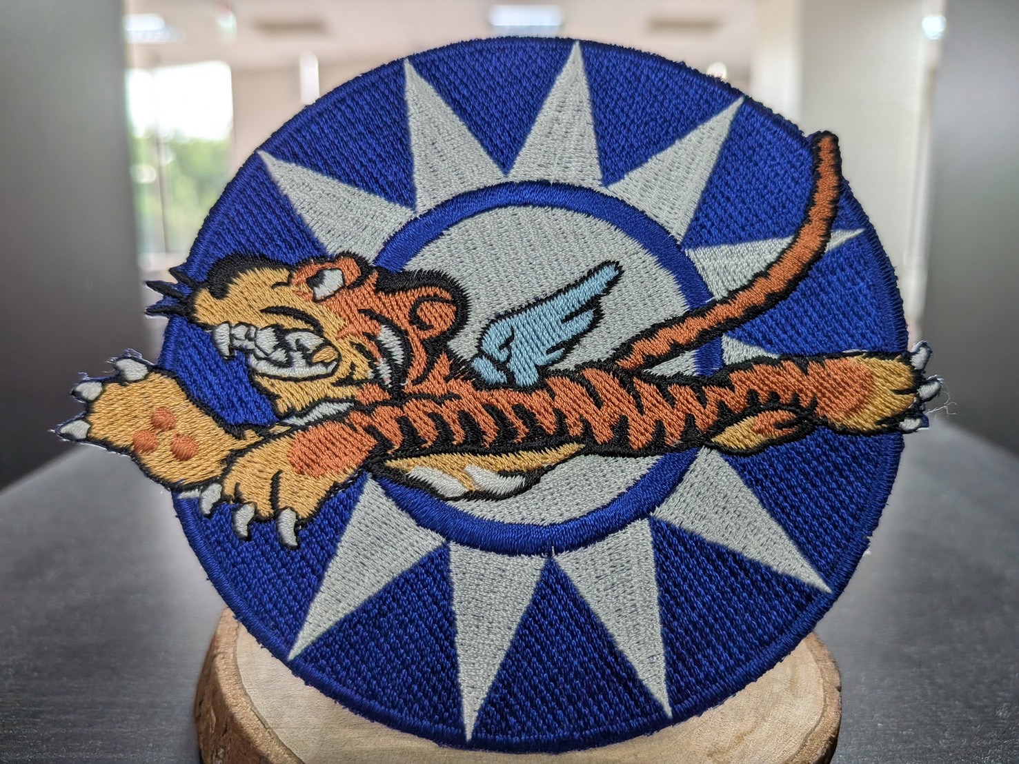 「Flying Tigers」名號確立後，隊徽由美國迪士尼公司繪製出帶有迪士尼經典風格、長著翅膀的卡通飛虎圖騰