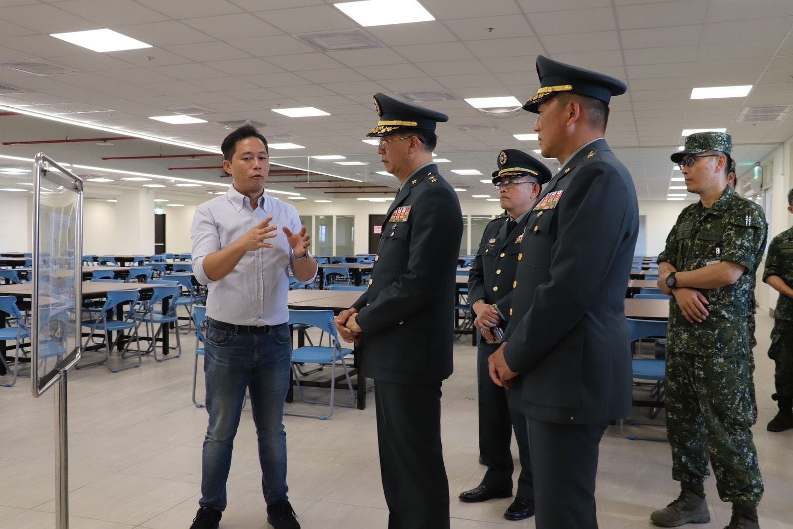 廠商向洪指揮官作說明(陸軍後勤訓練中心提供)