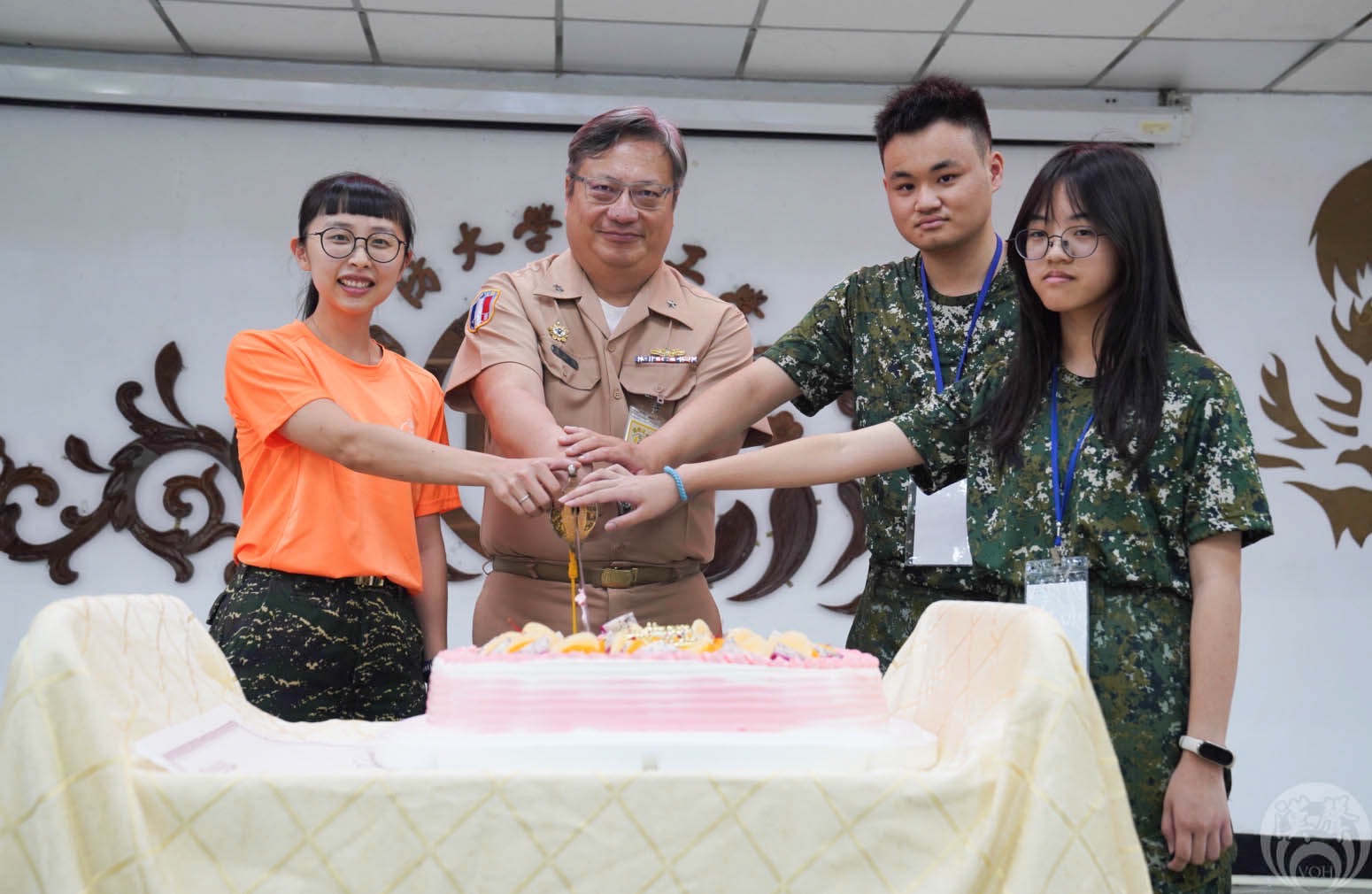 國防大學理工學院院長與7月生日的學員們一起慶生同樂