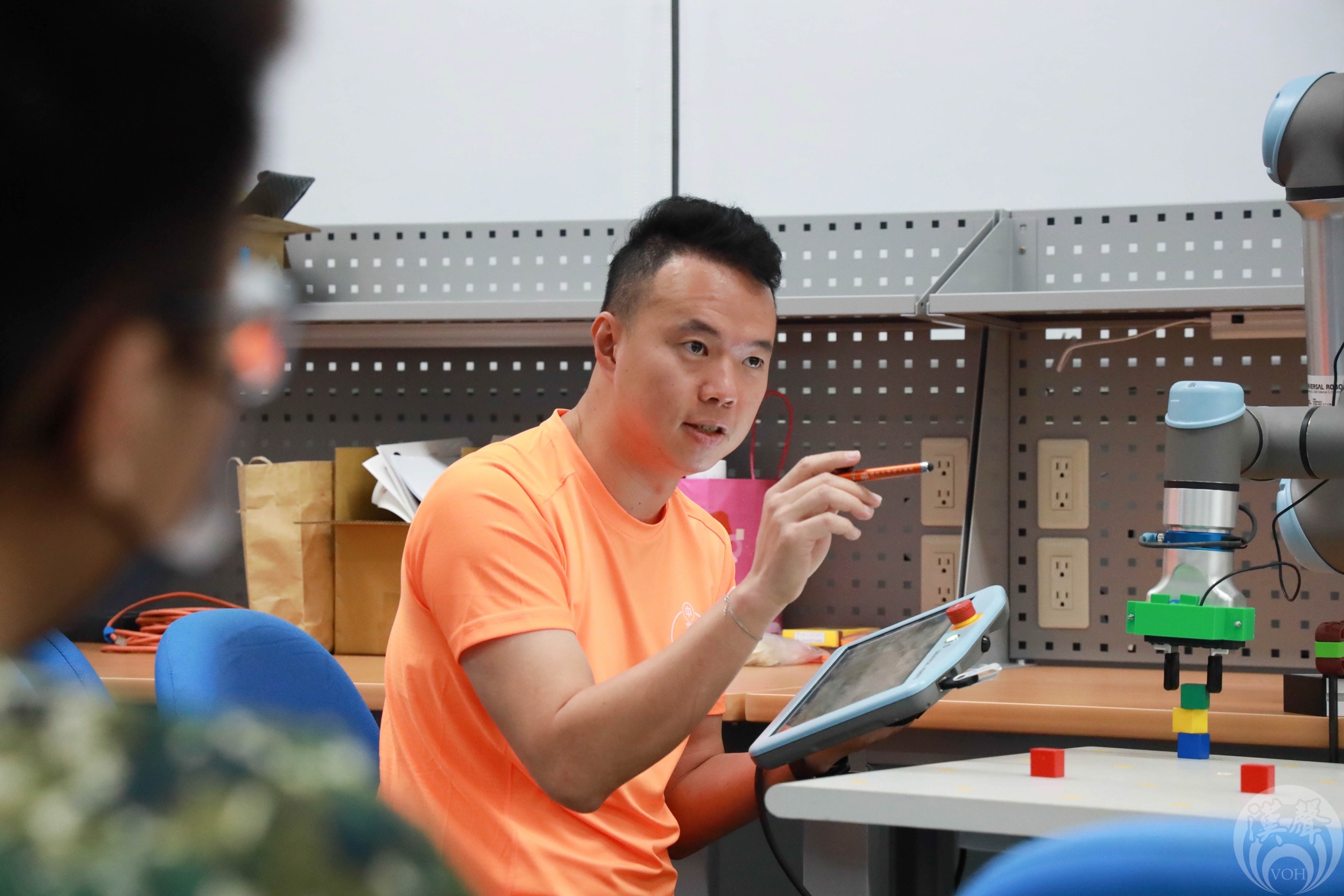 助教向學員們講解機械手臂操作要領