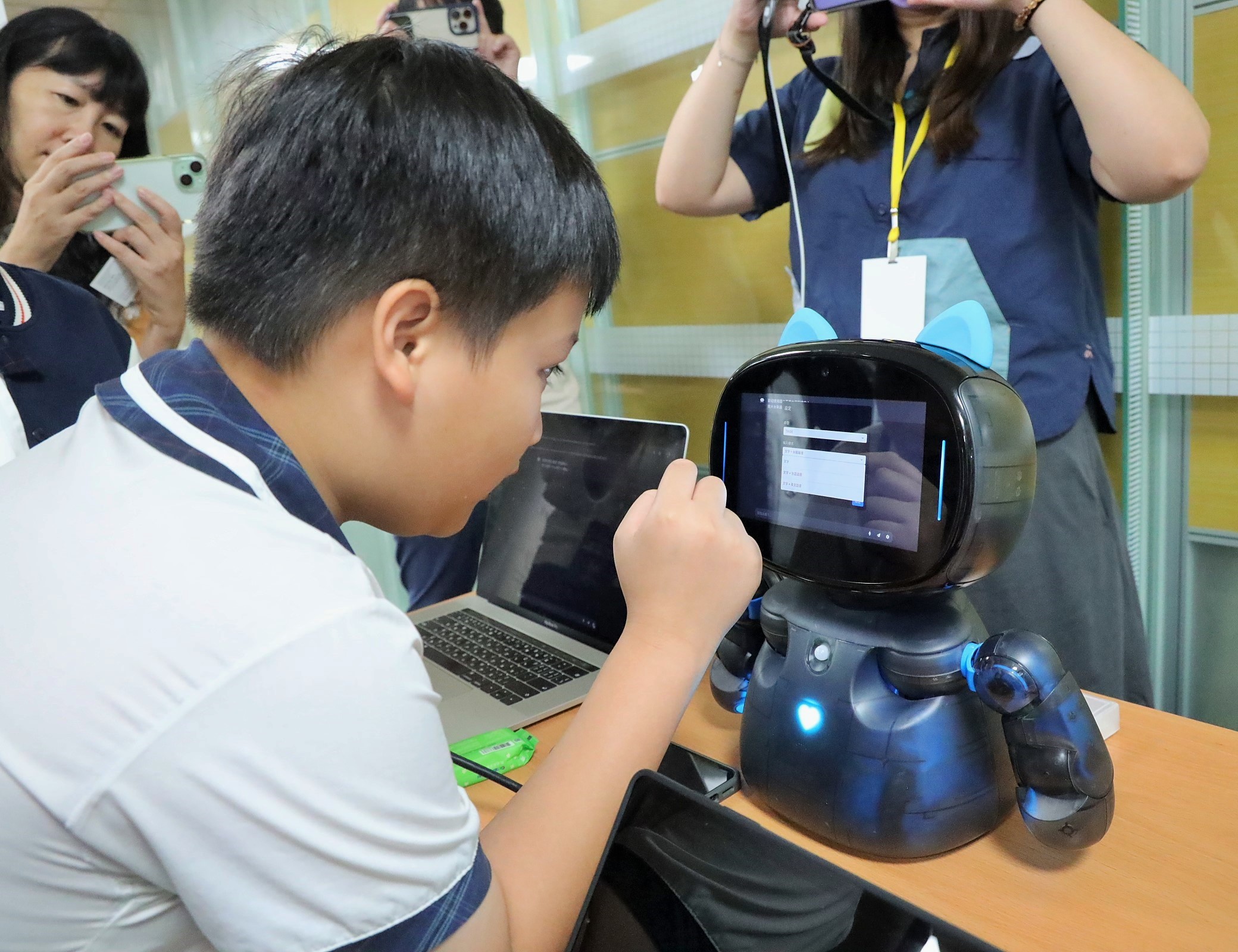 臺南仁德國小學生現場實測「臺英語」對話機器人（圖／陳瑾瑜攝）。