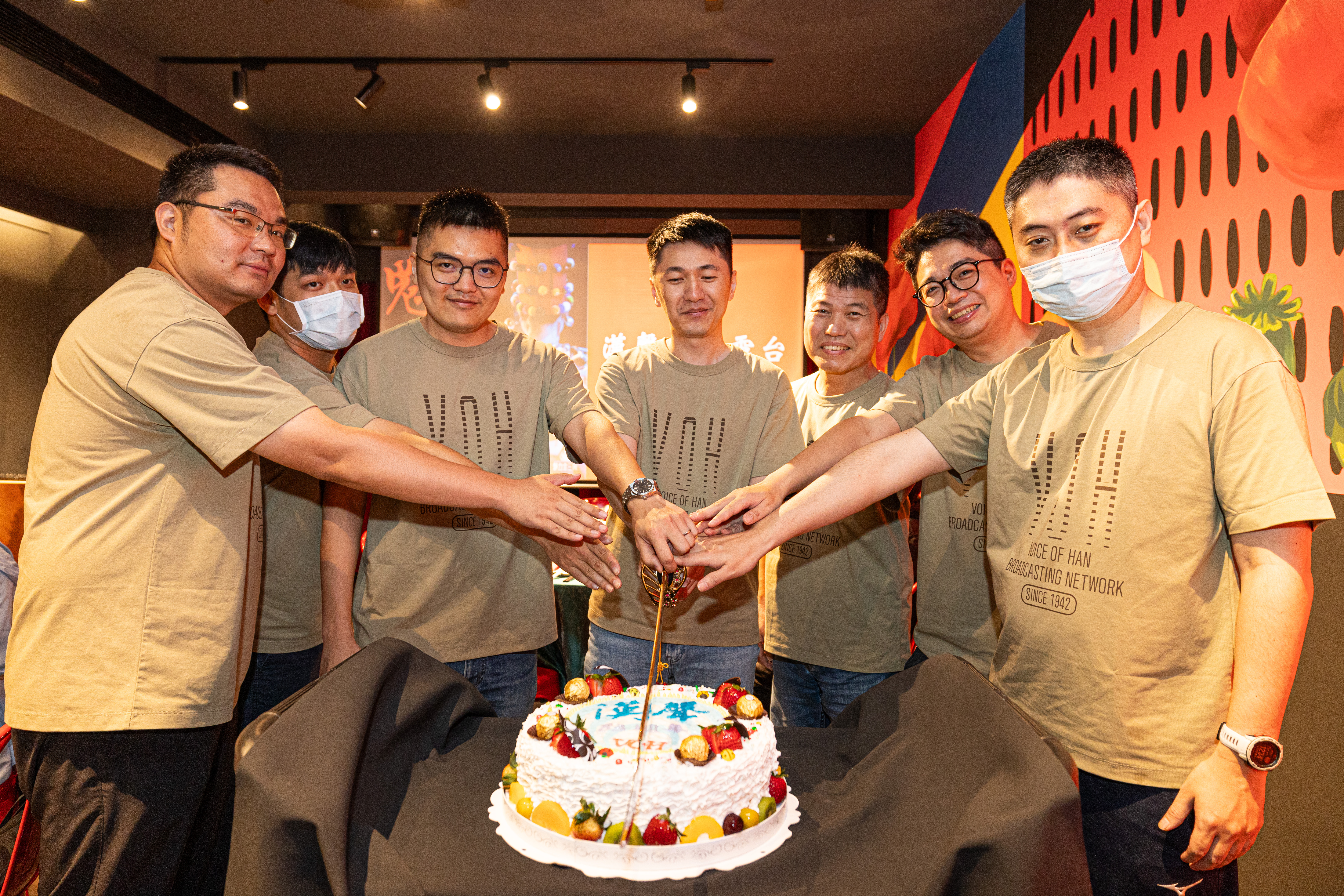 漢聲廣播電臺臺北臺臺長與壽星一同慶祝（圖／洪翊暘攝）