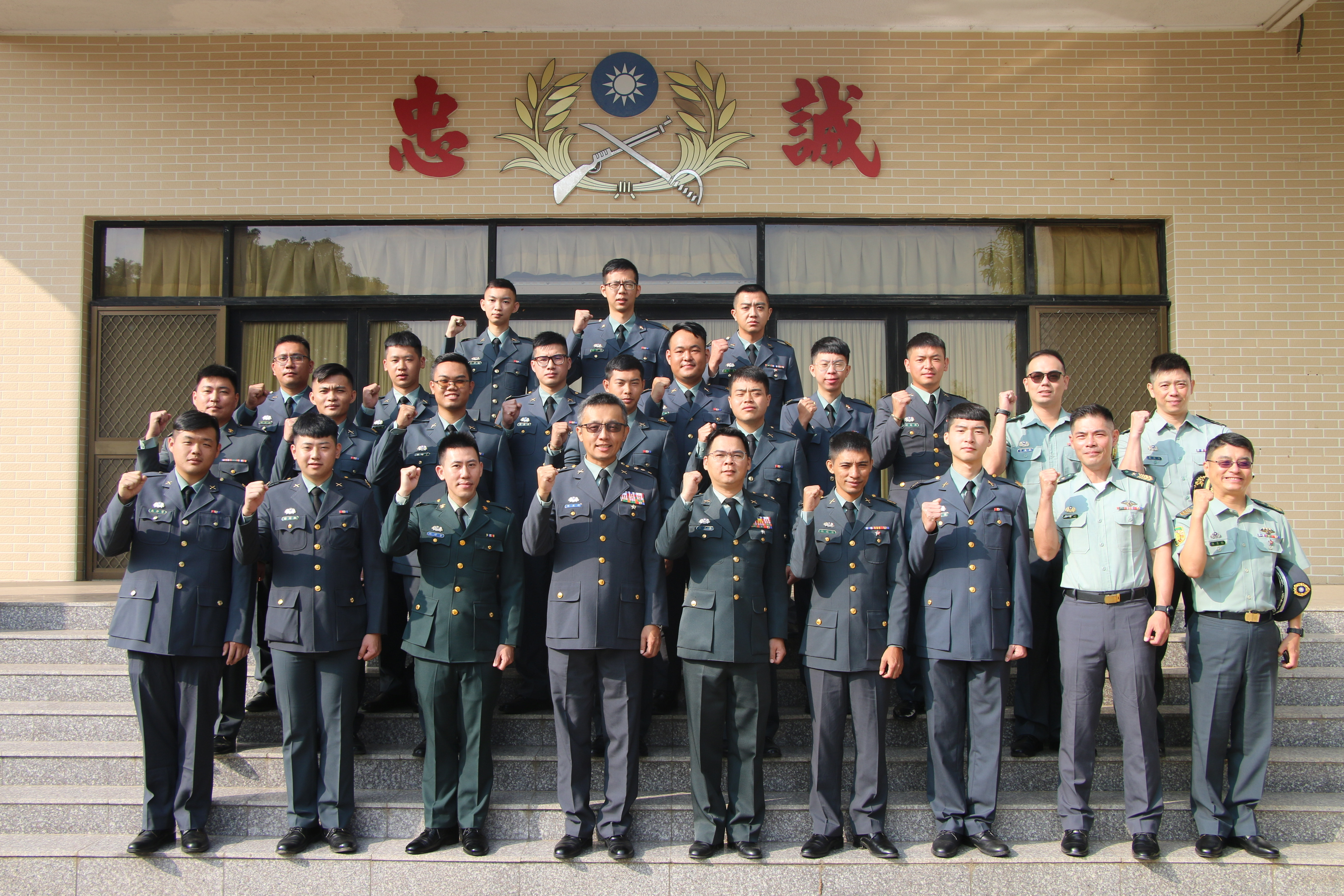 陸軍步兵第104旅旅長周上校與晉任官兵合影。