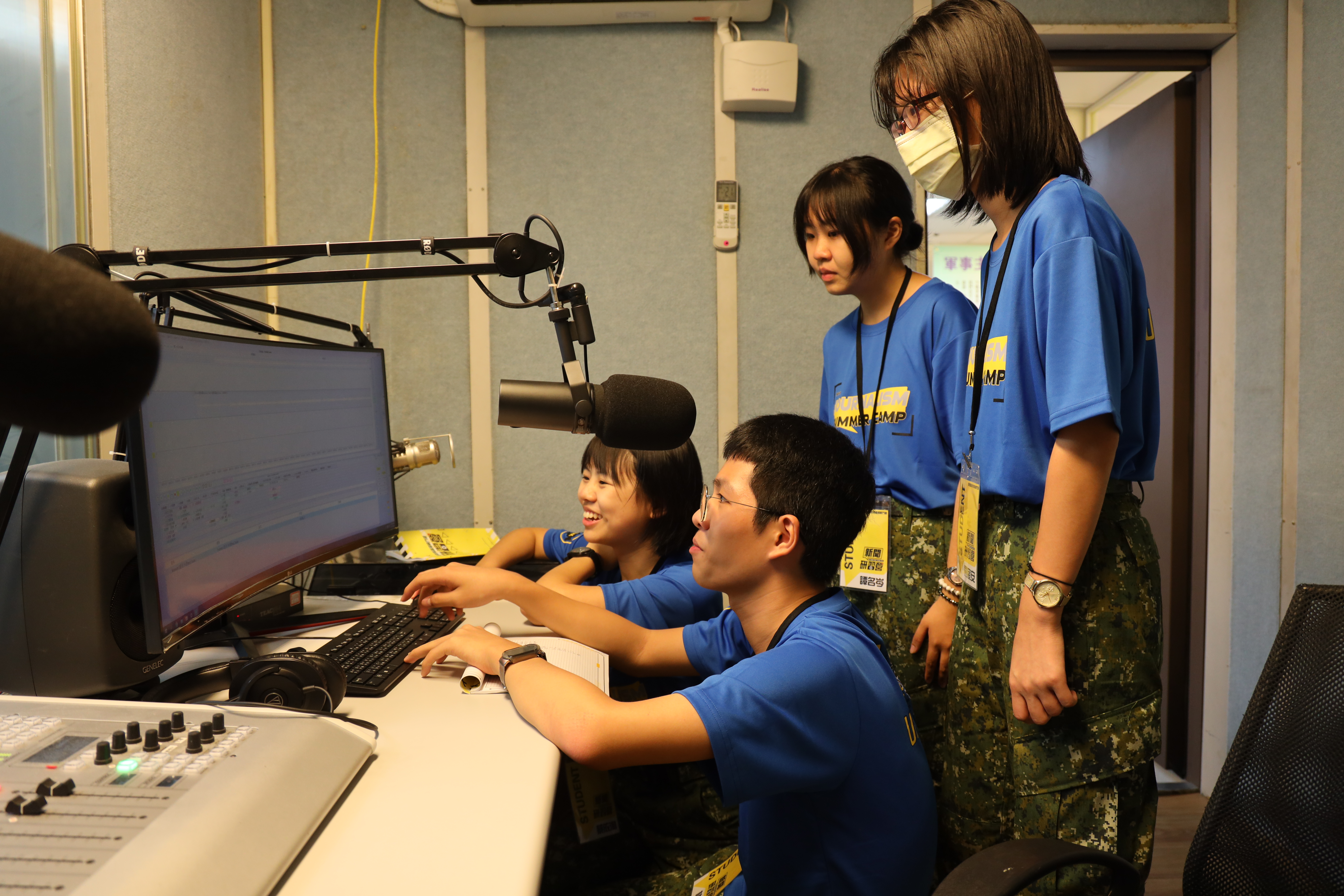學員分組錄製廣播作業