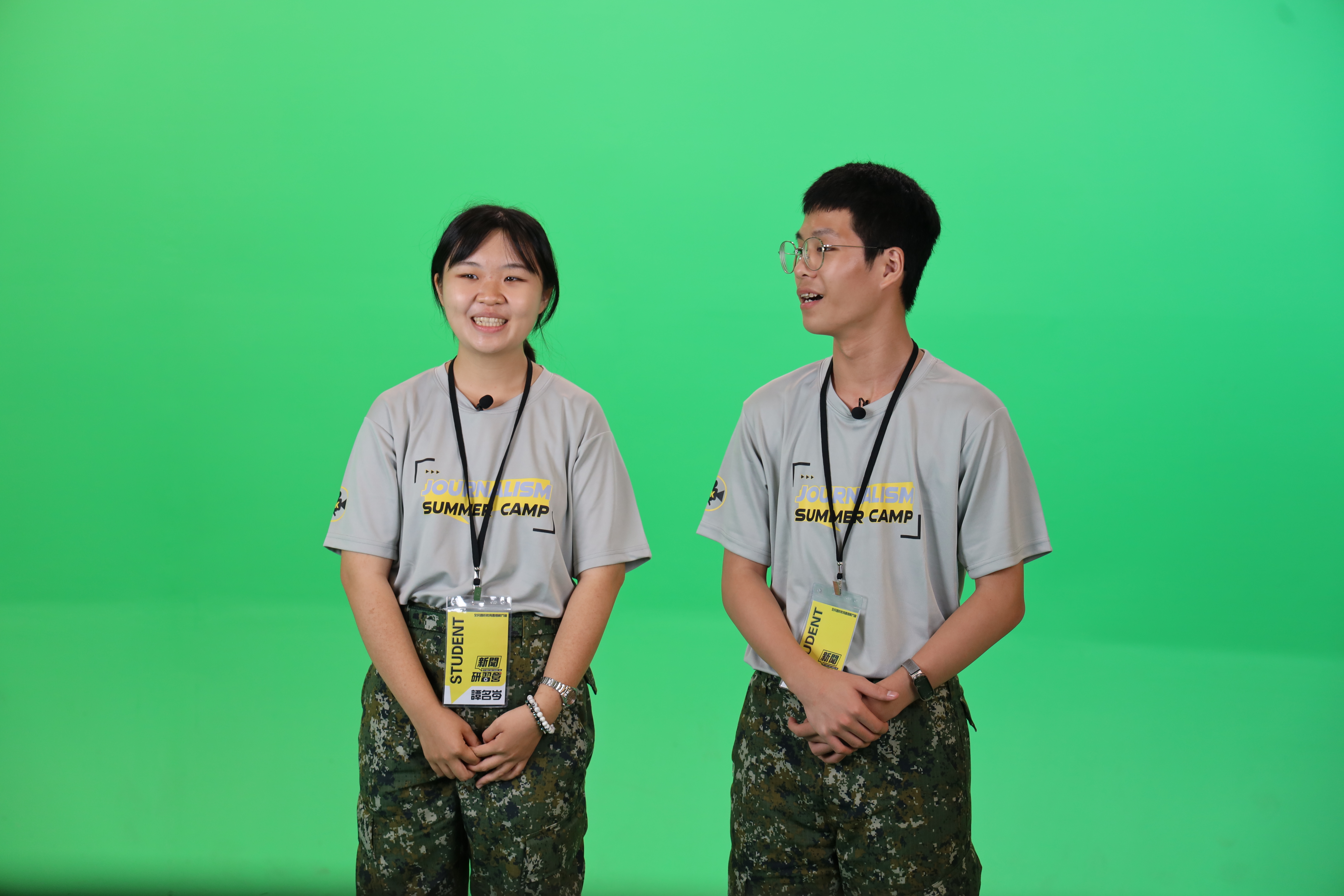 受訪的譚名岑同學(左)與學員一同體驗主播播報新聞