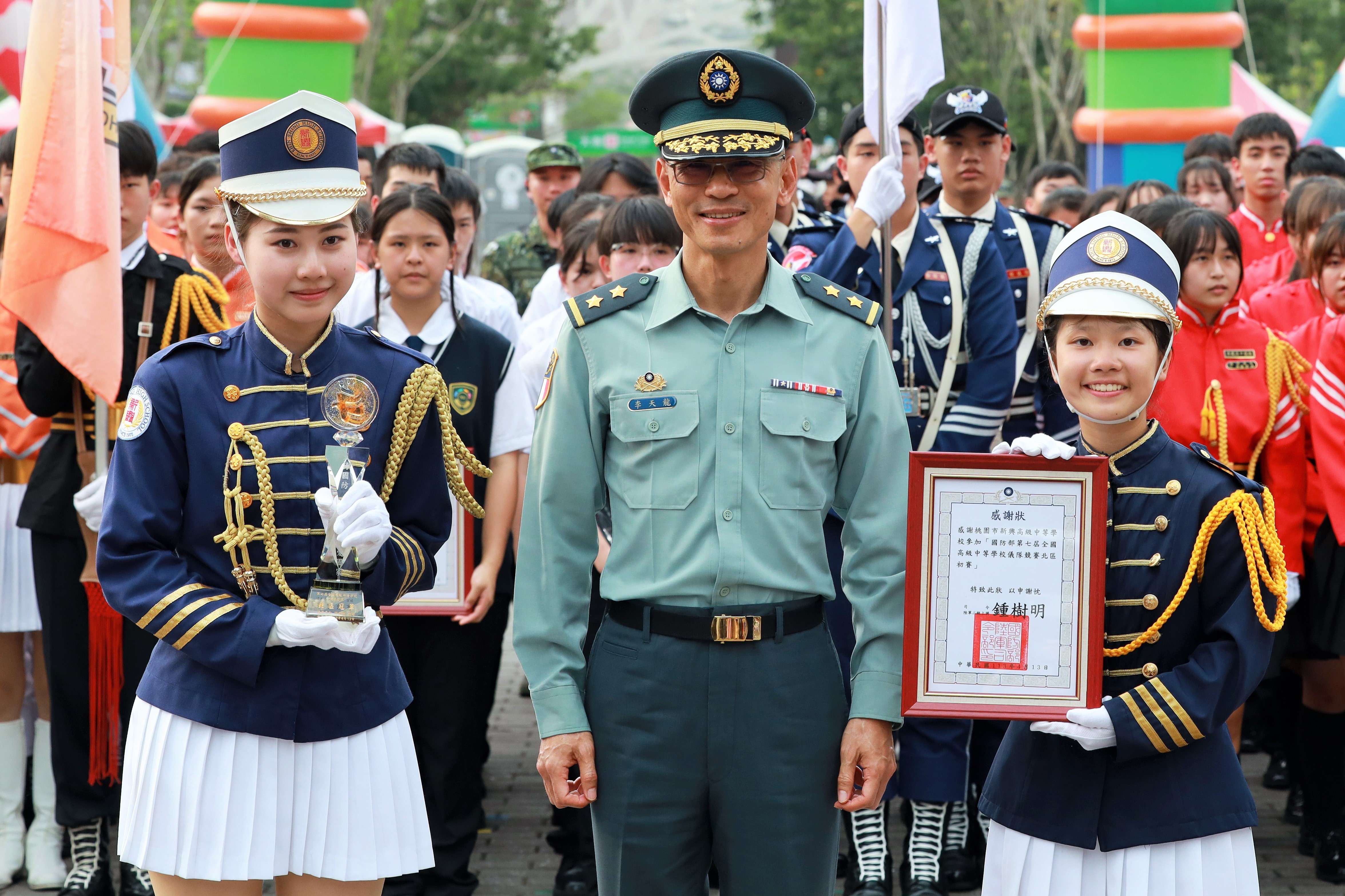 指揮官李天龍中將與新興高中領獎代表合影，右方為受訪者黃寶琪同學。（圖／陳瑾瑜拍攝）