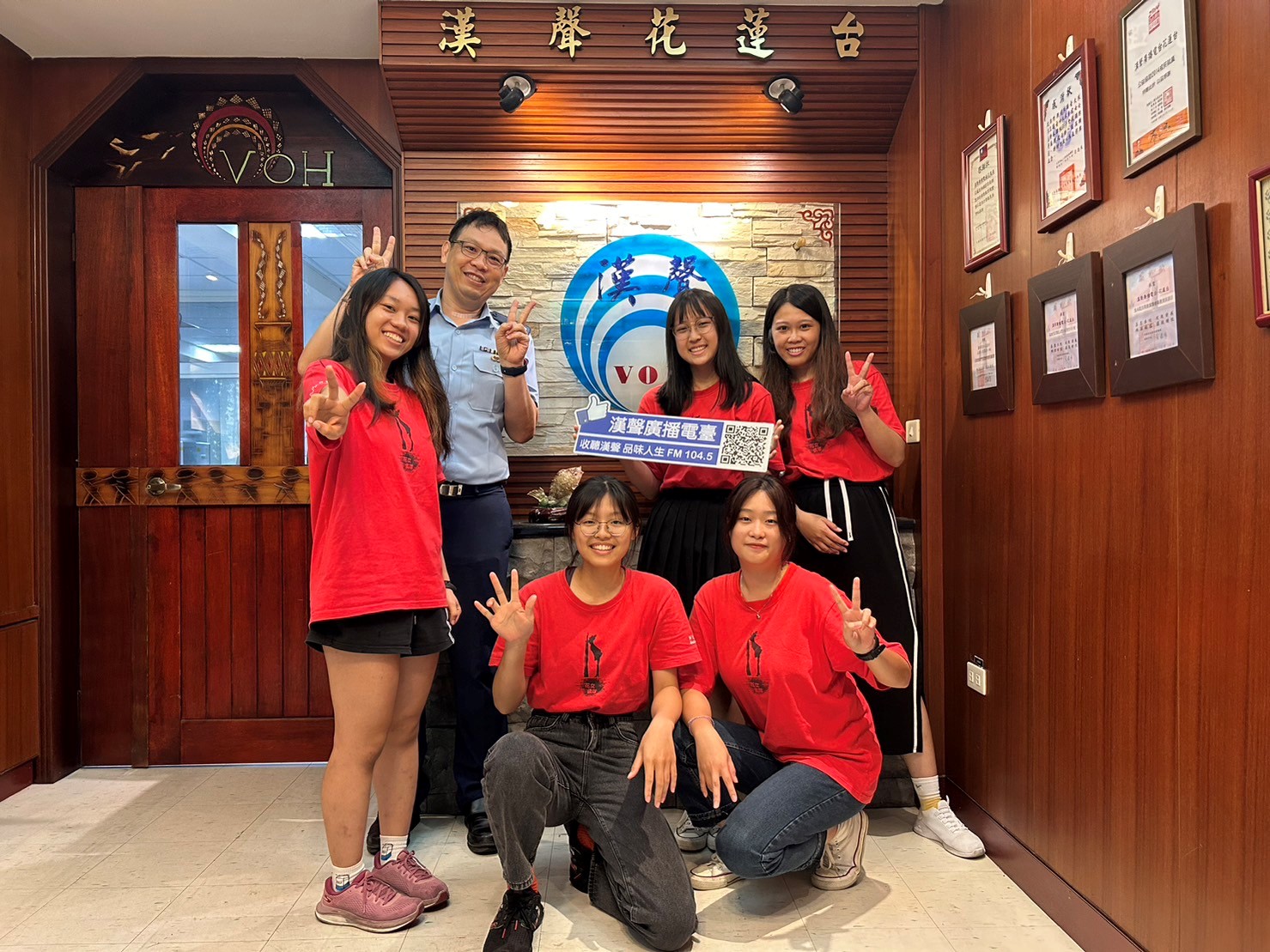 花女教官李昌澍中校帶隊至漢聲花蓮臺開心合影